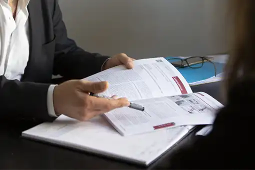 avocat présentant des documents à une cliente